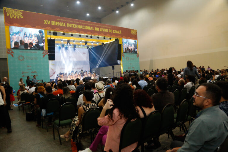 Abertura da XV Bienal Internacional do Livro tem festa da tradição popular e anúncio de 10 mil vale-livros para professores do Estado