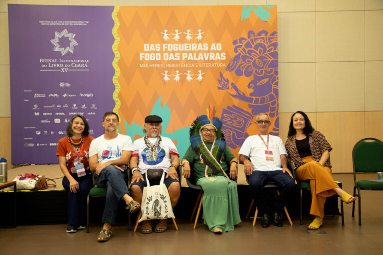 Mestres Cacique João Venâncio, Cacique Pequena e Zé Mateiro abordam trajetória de lutas em roda deconversa na Bienal do Livro do Ceará