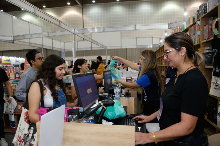 Feira do livro supera expectativas, somando R$ 4 milhões em vendas nos primeiros dias da Bienal
