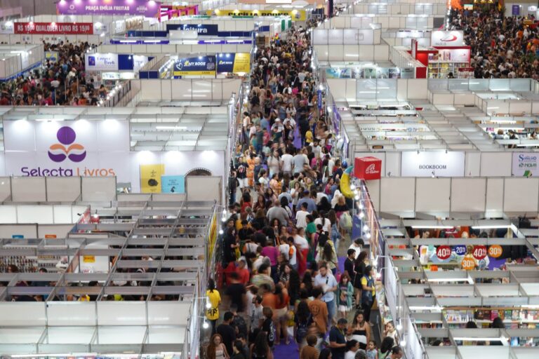 Domingão da literatura! Bienal recebe um mar de visitantes no primeiro fim de semana de programação