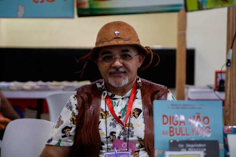Autores cearenses lançam livros no segundo dia de Bienal do Livro